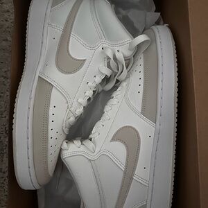 NWB Womens Nike Court Vision Mid